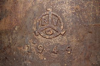 Das Emblem des Bochumer Vereins für Gussstahlfabrikation mit dem Gussjahr der Glocken 1949.
